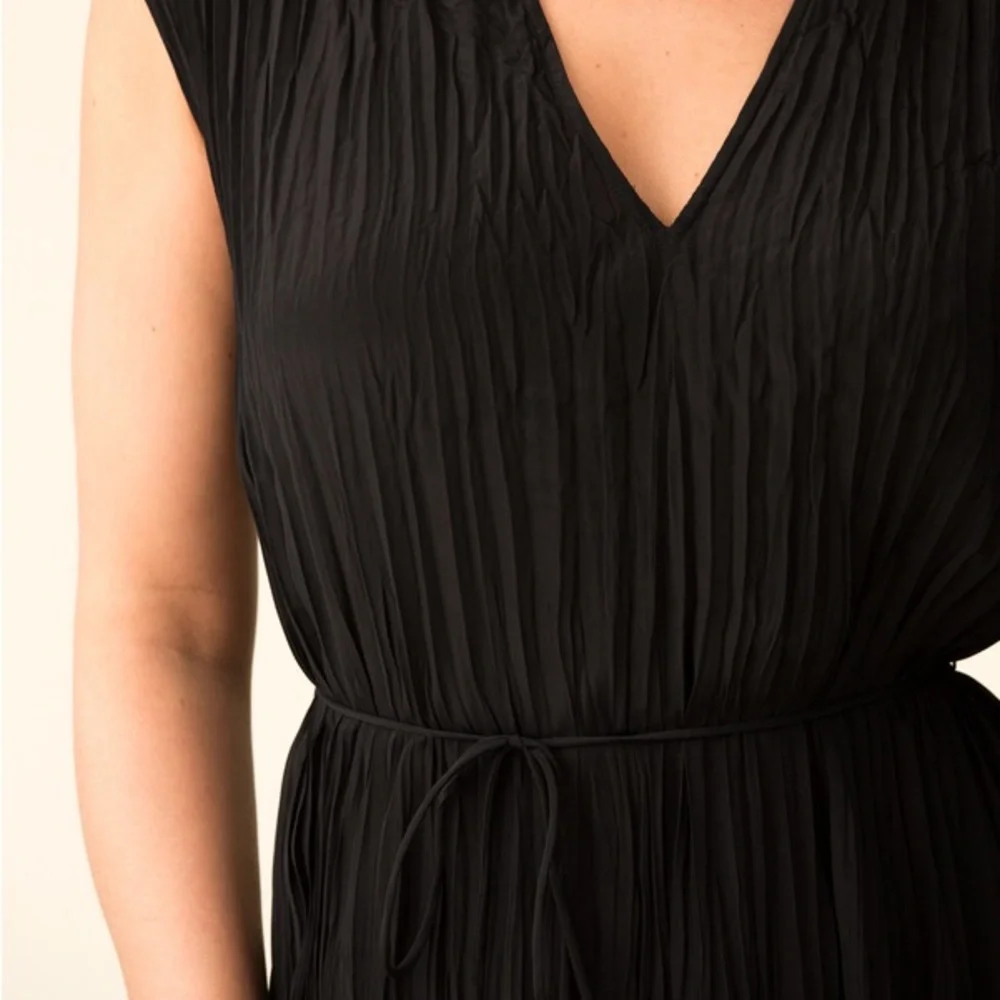 Vince | NWT Crinkle Pleat V-Neck Midi Dress Black M